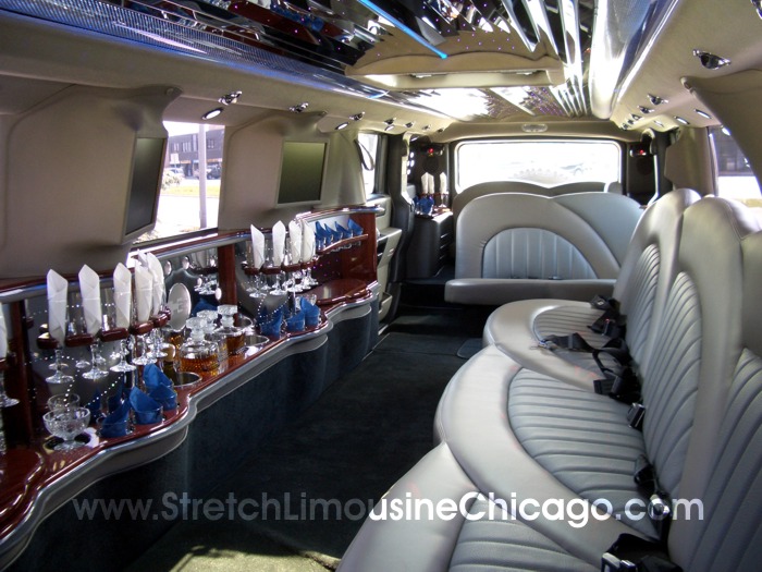 2006 White 10-Passenger Stretch Lincoln Town Car